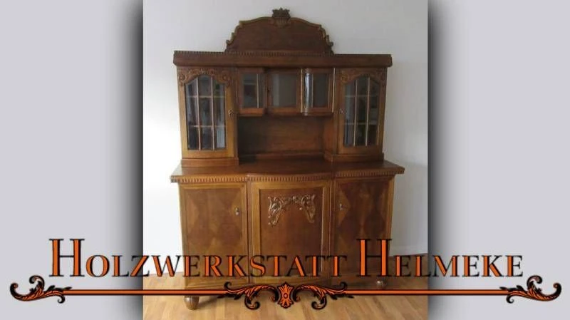 dunkelbrauner antiker Schrank