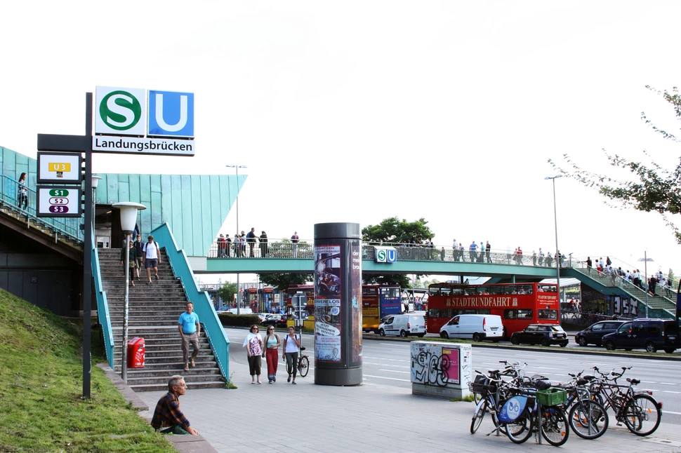Treffpunkt: U-/S-Bahnhof Landungsbrücken Treffpunkt: U-/S-Bahnhof Landungsbrücken