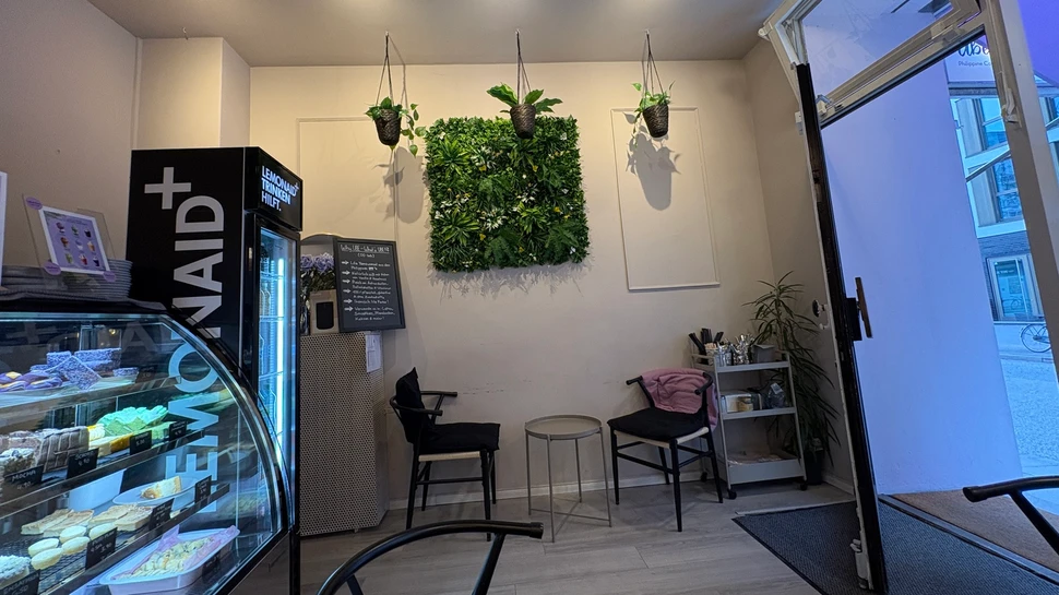Eingangsbereich mit Sitzgelegenheiten und Vitrine des Ubelicious