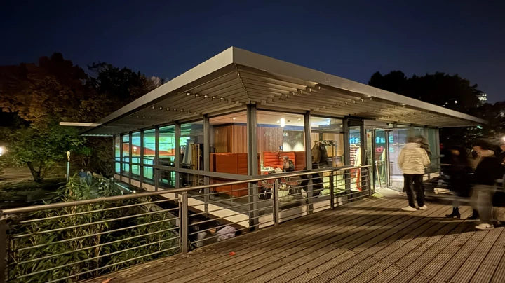 Galerie-Bild 1: Teehaus mit Lichtinstallation bei Planten un Lumen 2025