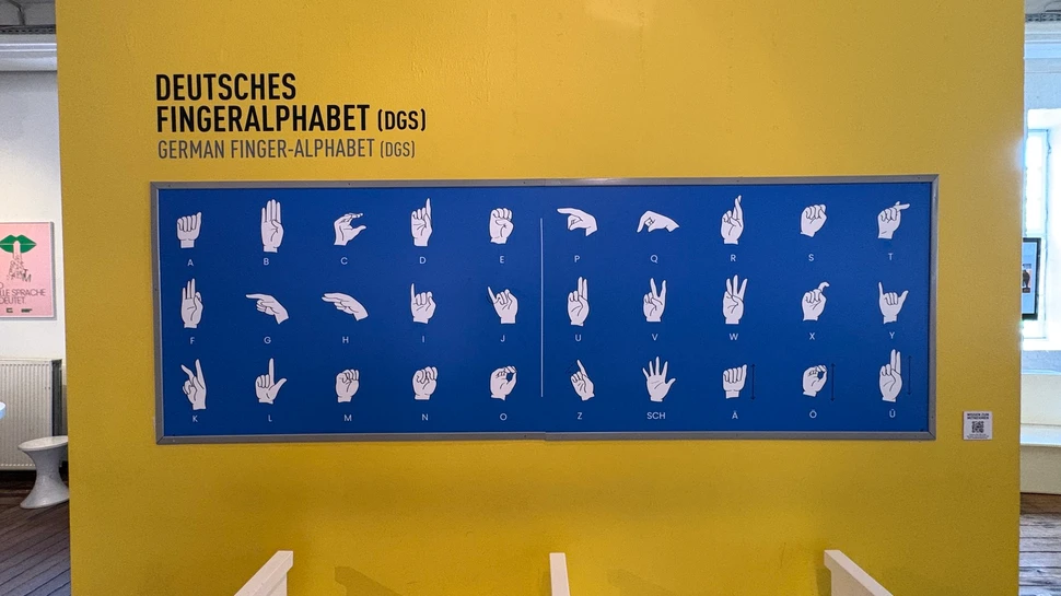 Tafel mit dem deutschen Fingeralphabet