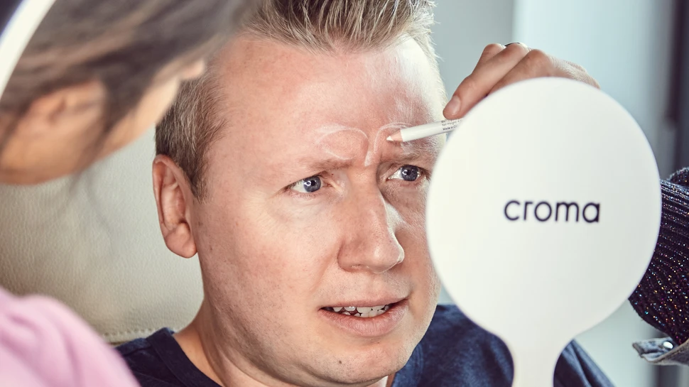 Vorbereitung einer Botoxspritze bei einem Mann