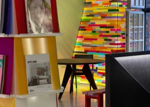 Das Interieur des Omen Café