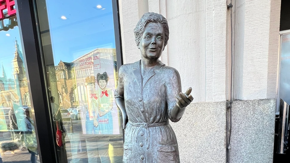 Statue von Heidi Kabel vorm Ohnsorg Theater