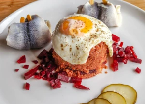Labskaus mit Spiegelei und Rollmops, © Mattias Lipinski / pixabay.com