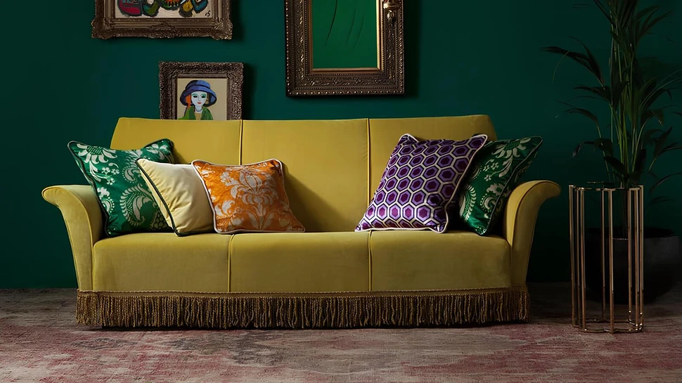 Gelbes Designersofa mit bunten Kissen