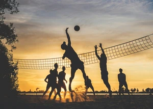 Volleyball am Strand bei Sonnenuntergang