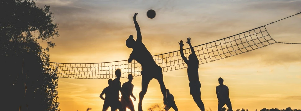 Volleyball am Strand bei Sonnenuntergang