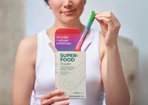 Packung Superfood Powder mit den einzelnen Päckchen davor