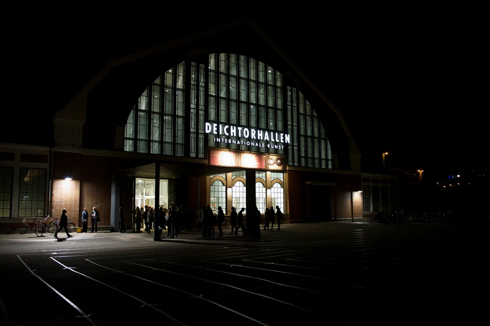 Die Halle für aktuelle Kunst bei Nacht