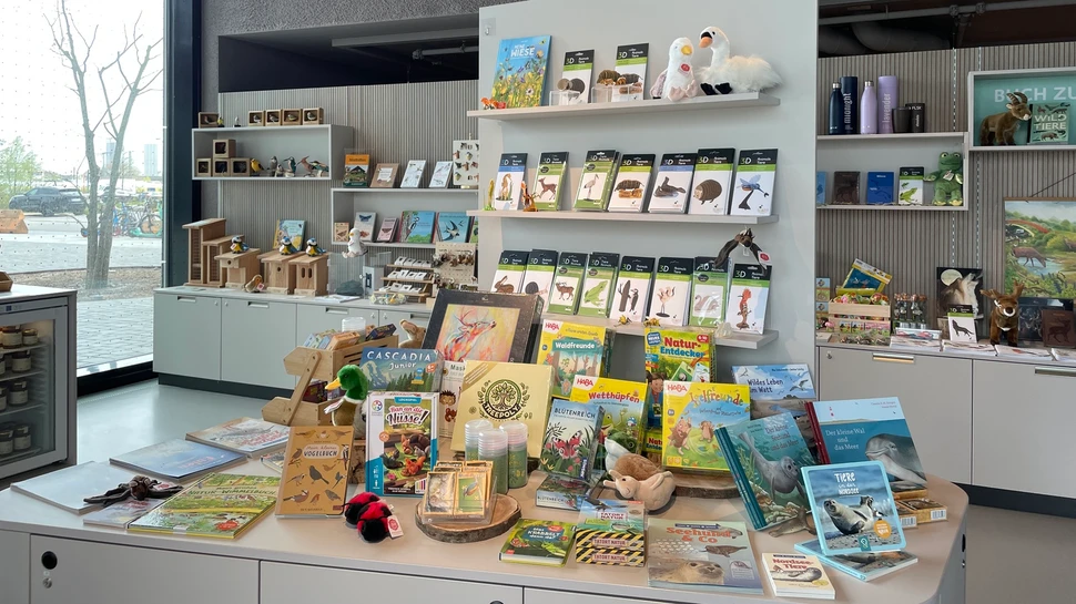 Tische und Regale mit Büchern im Shop in der Botschaft der Wildtiere