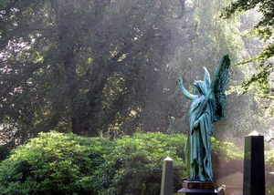 Eine Engelsfigur auf dem Parkfriedhof Ohlsdorf