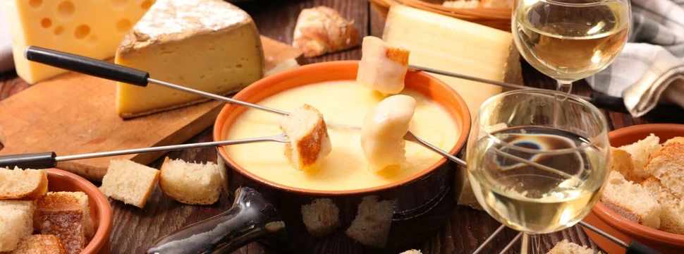 Tisch mit Käsefondue