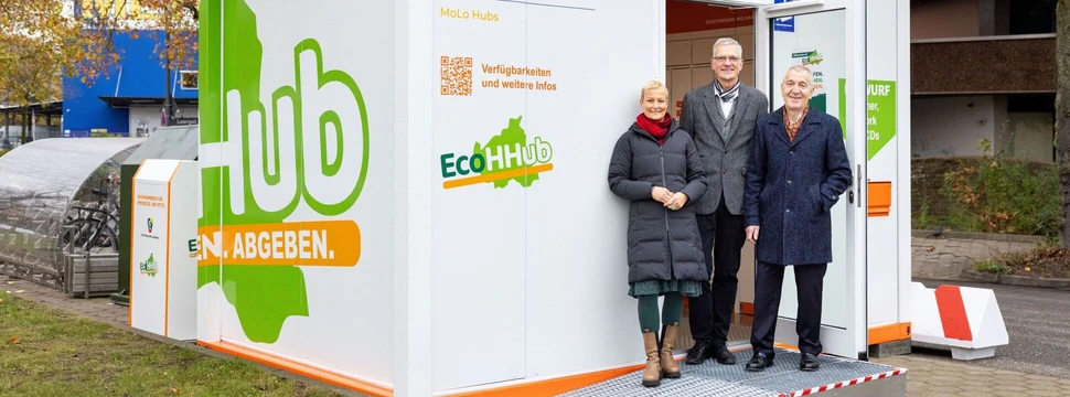 Dr. Stefanie von Berg (Altona), Prof. Dr. Rüdiger Siechau (SRH) und Jörg Lühmann (BUKEA) vor dem neuen EcoHHub, © Stadtreinigung Hamburg