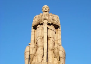 Bismarck-Denkmal aus Granit vor blauem Himmel