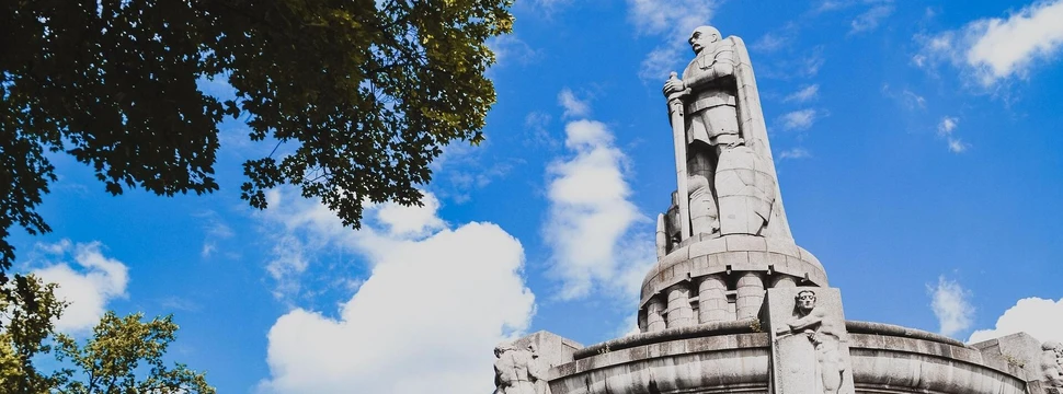 Bismarck-Denkmal aus Granit vor blauem Himmel