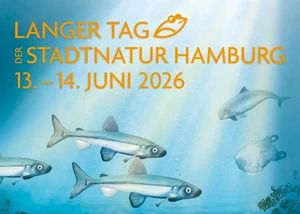 Plakat mit Unterwasserszene, Fischen und Müll zum "Langen Tag der Stadtnatur Hamburg 2026" mit dem Slogan "Alles fließt".