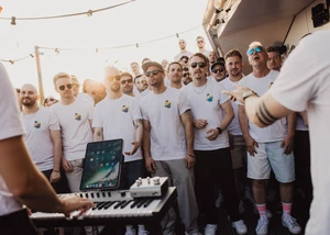 Ein Foto des Chors "Bengelsstimmen" in weißen T-Shirts bei der Probe