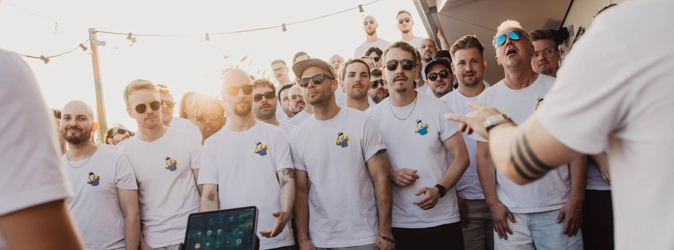 Ein Foto des Chors "Bengelsstimmen" in weißen T-Shirts bei der Probe