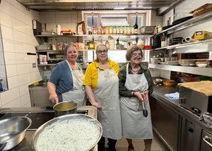 3 Omas kochen in der Küche