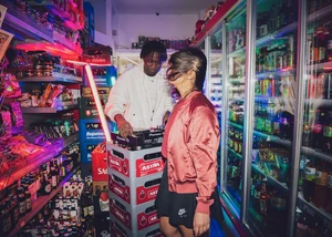 Ein junger Mann und eine Frau sind in einem Kiosk