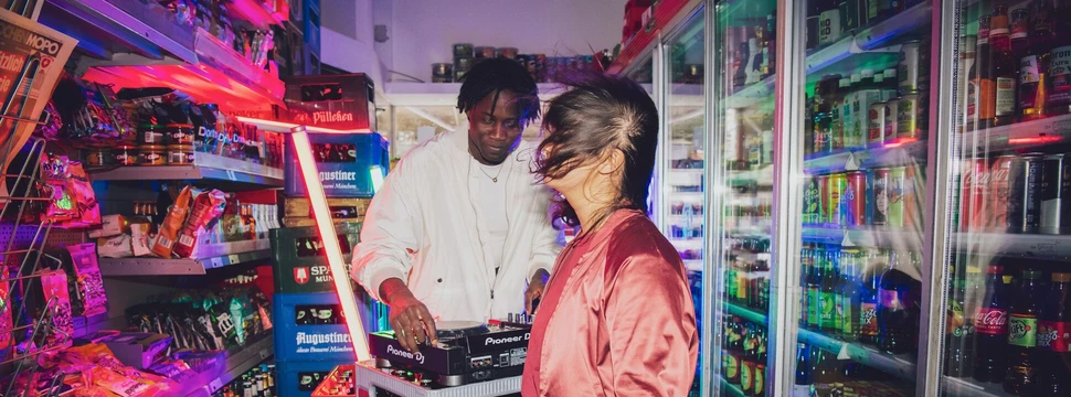 Ein junger Mann und eine Frau sind in einem Kiosk