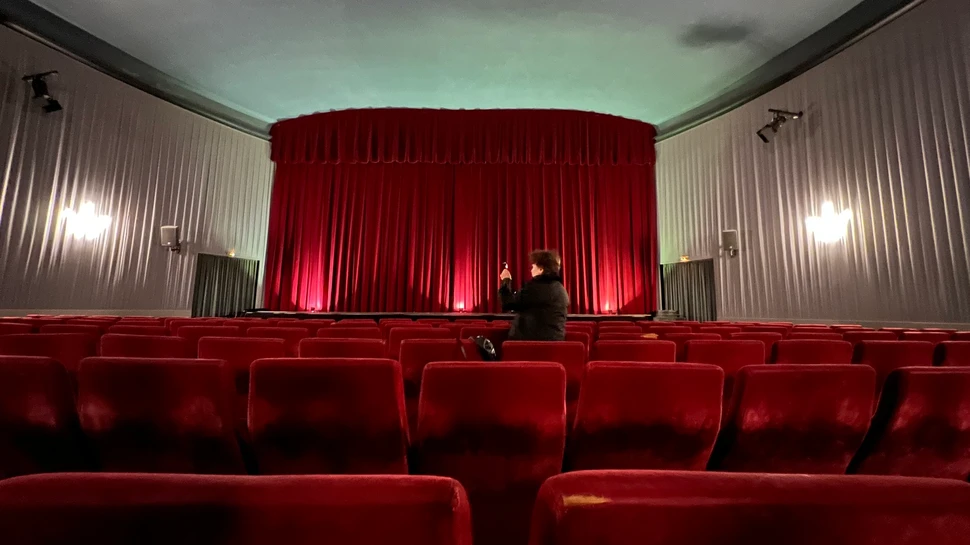 Saal mit roten Sitzen im Magazin Filmkunsttheater