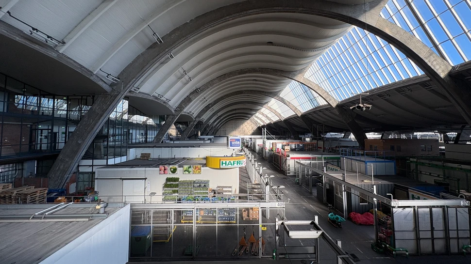 Blick durch die Großmarkthalle zum Westausgang