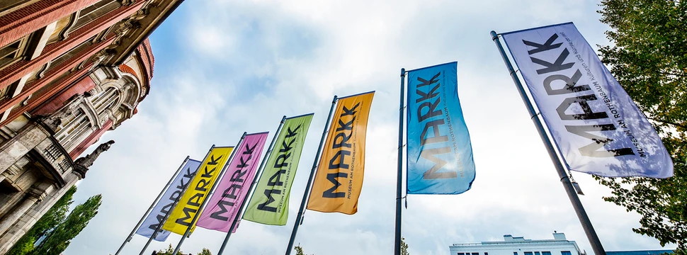 Das MARKK ist Teil von #seeforfree bunte Fahnen mit dem Schriftzug MARKK vorm Eingang des MARKK