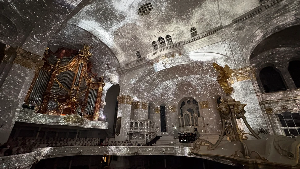 Innenraum des Hamburger Michels mit Orgel während der Lichtshow Luminiscence