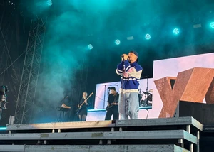 Montez steht singend am Mikro auf der Bühne
