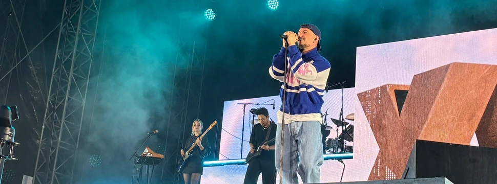 Montez steht singend am Mikro auf der Bühne