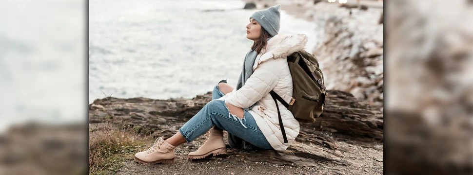 Frau allein am Strand, © freepik.com