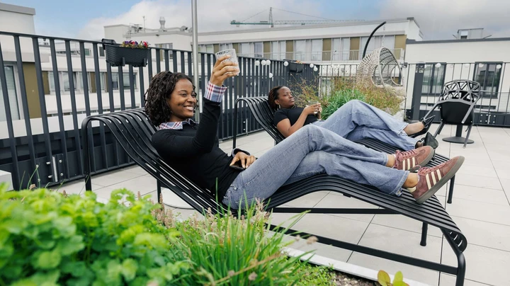 Galerie-Bild 9: Die Dachterrasse im THE FIZZ Hammerbrook lädt zum Entspannen ein.