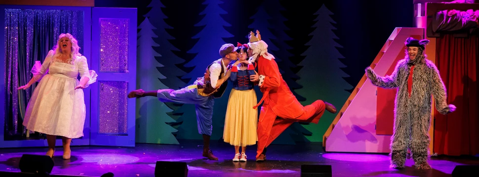 Es war einmal: 5 Darsteller performen auf der Bühne