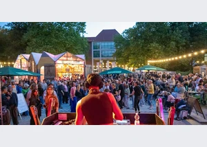 altonale-Gäste auf dem Festivalzentrum