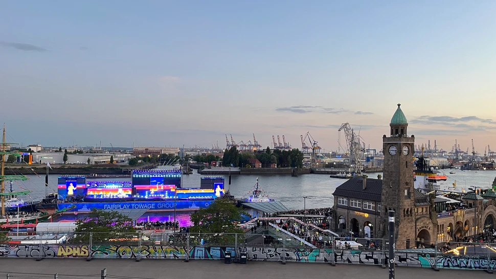 Blick auf die große Bühne an den Landungsbrücken beim Hafengeburtstag
