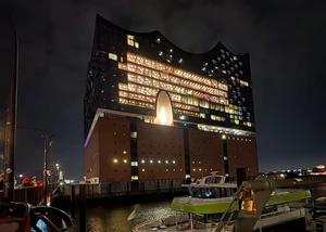 Außenansicht der Elbphilharmonie Hamburg bei Nacht