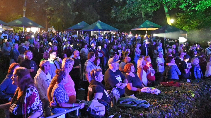 Galerie-Bild 4: Publikum zur Abendstunde beim "Sommer im Park" 2024