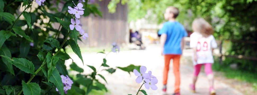 Zwei Kinder laufen über Pflastersteine
