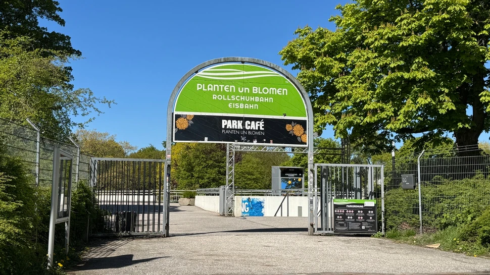 Eingang mit Schild der Rollschuhbahn & Eisbahn in Planten un Blomen