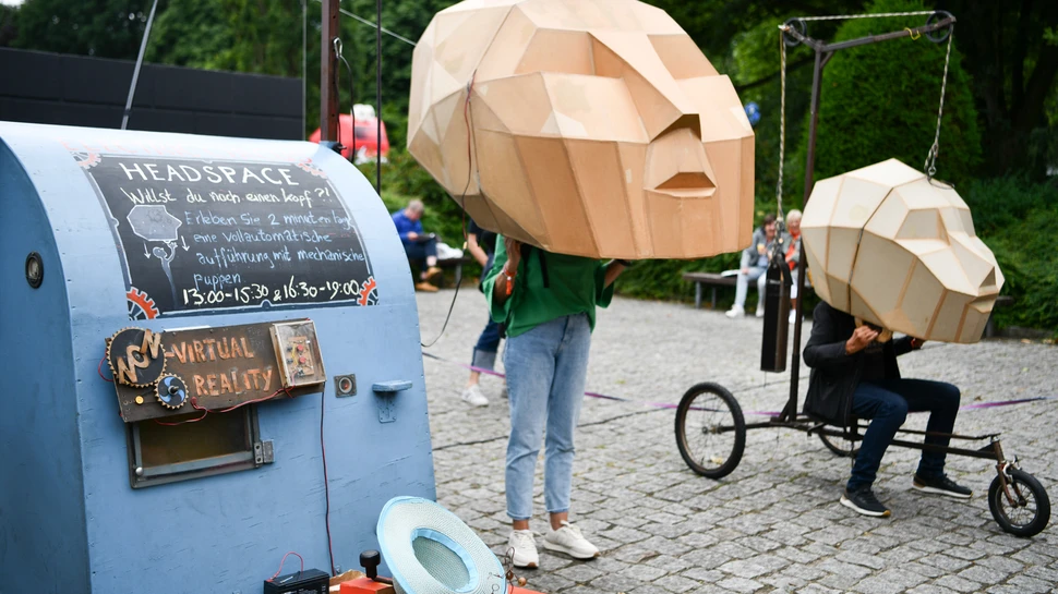 STAMP Festival – altonale Zwei Personen mit riesigen gebastelten Köpfen der Performance HEADSPACE beim STAMP Festival