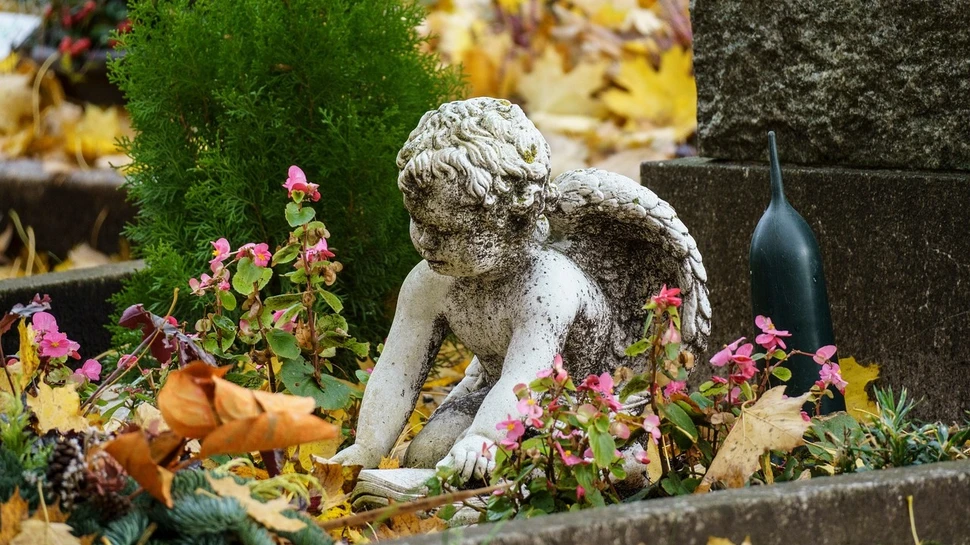 Grab mit einer Engelsfigur