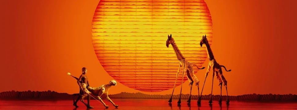 Szene aus dem Musical König der Löwen mit zwei Giraffen und einem Gepard