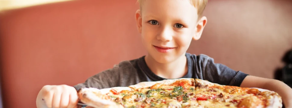 Kind mit Pizza, © iSock.com/Nata Zhekova