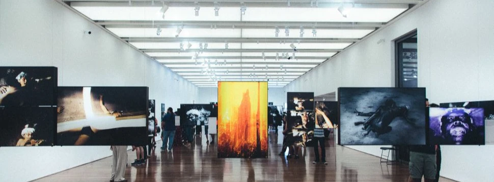 Gemälde bei einer Ausstellung, © pexels.com/Julio Nery