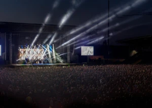 Festivalbühne mit einem großen Publikum