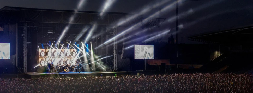 Festivalbühne mit einem großen Publikum