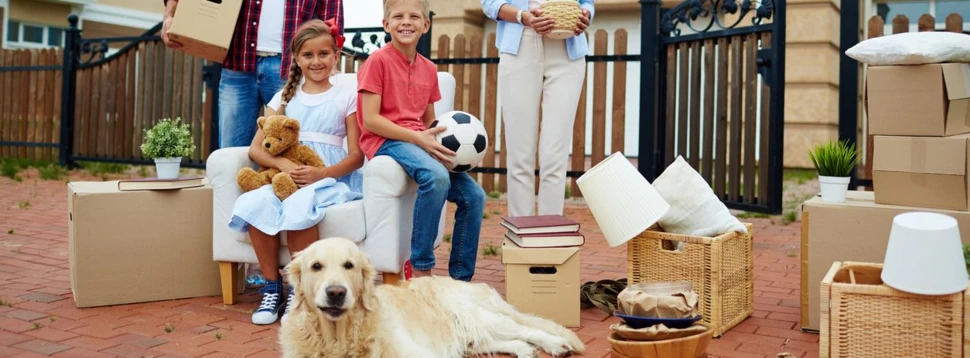 Umzug mit Familie & Hund, © iStock.com/shironosov