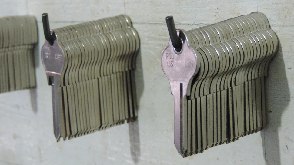 Mehrere Schlüsselrohlinge hängen an einer Wand